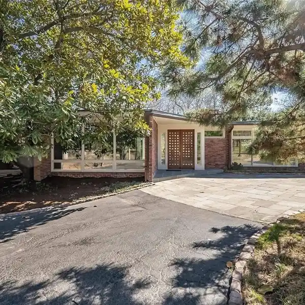 MID-CENTURY MODERN HOME SITS ON NEARLY FOUR PARK-LIKE ACRES