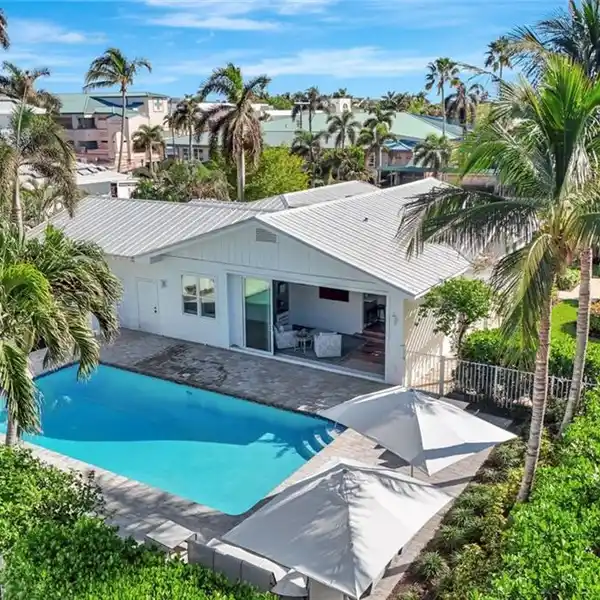 A MODERN LIFESTYLE WITH OLD NAPLES CHARM