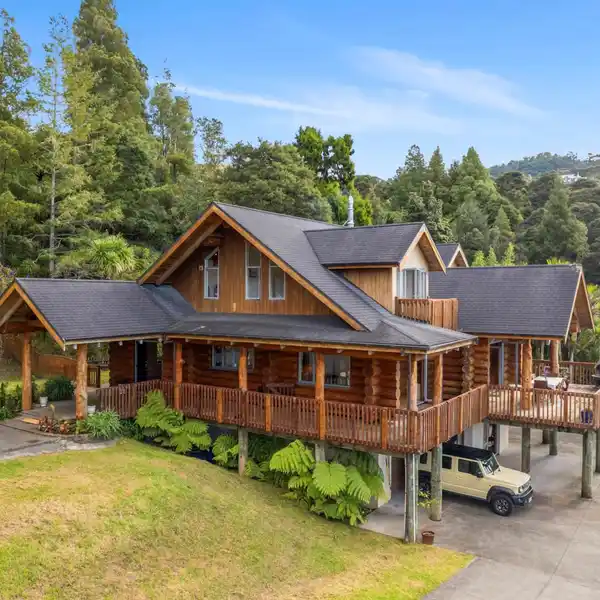 RESORT STYLE LIVING HAND BUILT BY MASTER CRAFTSMEN