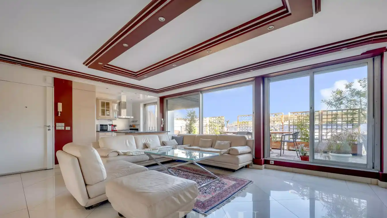 Magnificent Top-floor Apartment with an Open View