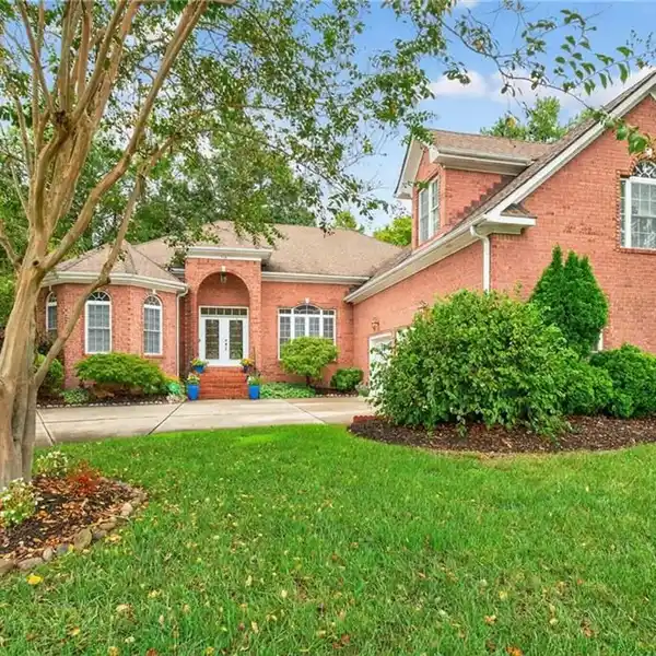 SPACIOUS GREAT BRIDGE RETREAT WITH DUAL PRIMARY SUITES