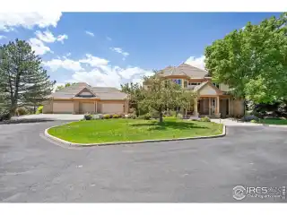 Lakefront Luxury and Tranquility