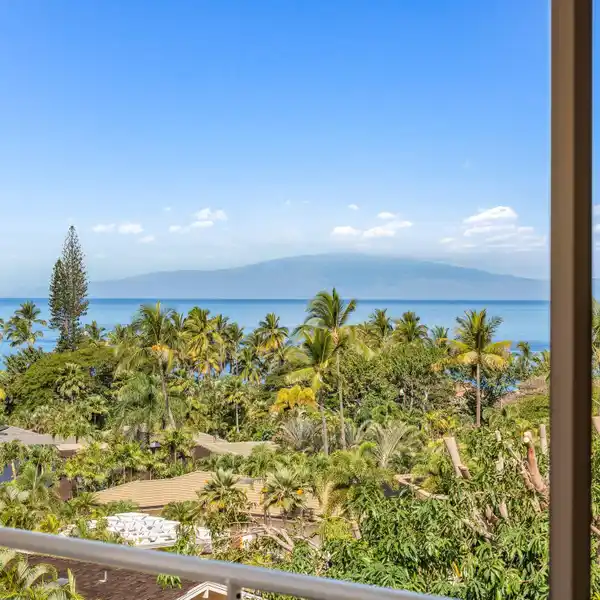 BEAUTIFULLY REMODELED TOP-FLOOR UNIT AT WAILEA PALMS RESIDENCES
