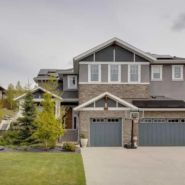 ELEGANT ESTATE LOCATED ON A QUIET STREET