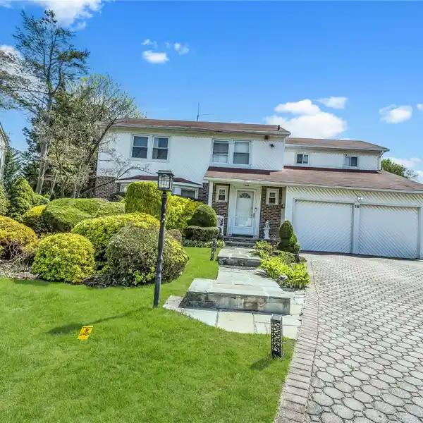 EXQUISITE COLONIAL HOME IN MANHASSET HILLS