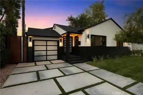 Exquisite Smart Home in Prime Location