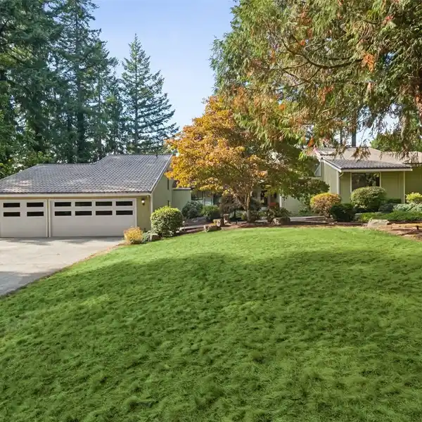 CUSTOM HOME IN SERENE HIGHLANDS OF CEDAR RIVER