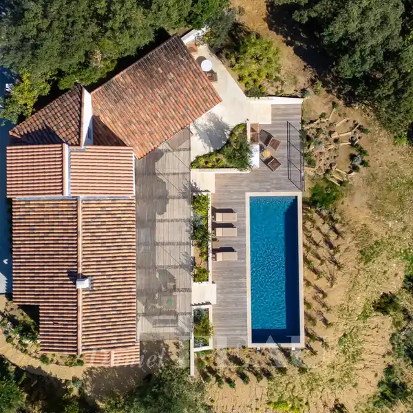 LUXURY PROPERTY IN A PEACEFUL ELEVATED SETTING