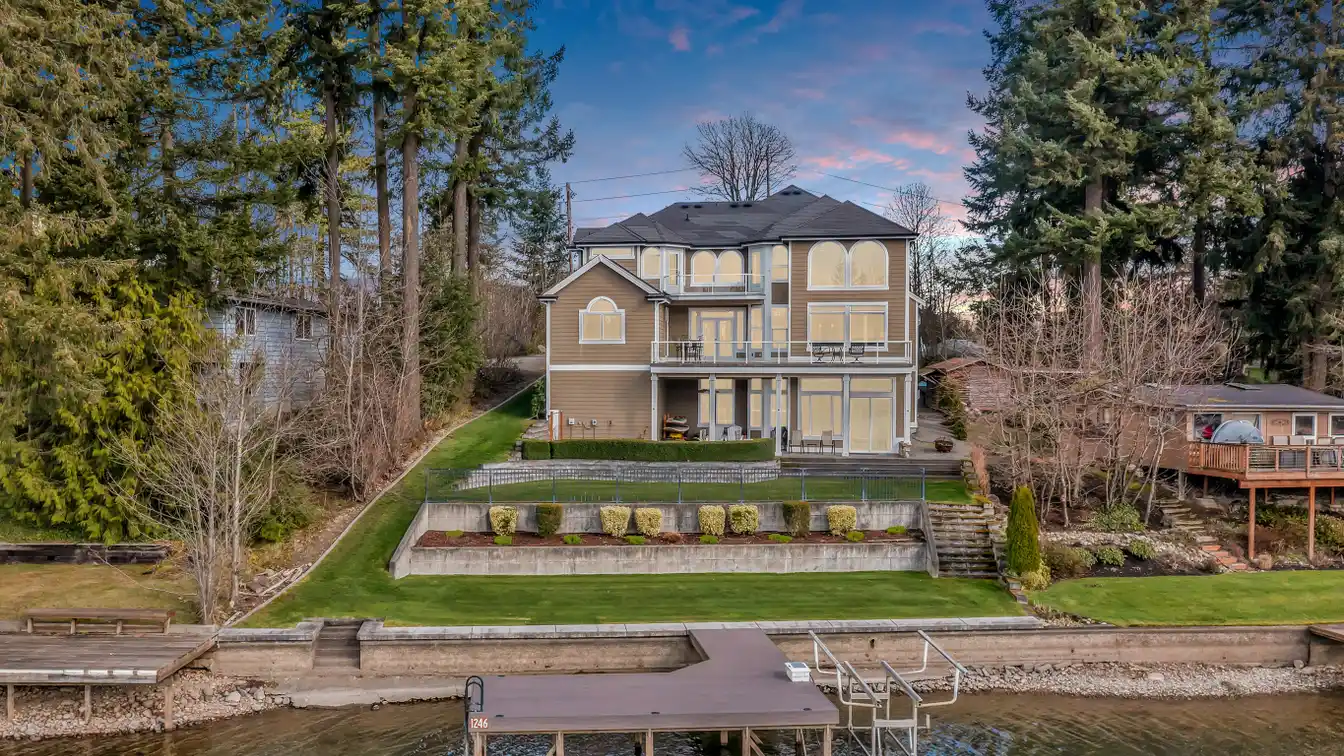 Lake Tapps Luxury Waterfront Retreat