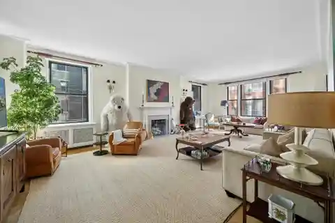 Refined Living in an Iconic Setting