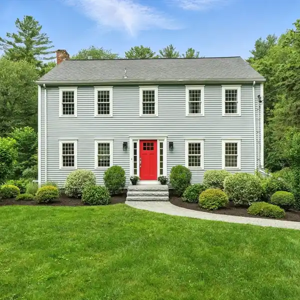 BEAUTIFUL SALT BOX COLONIAL