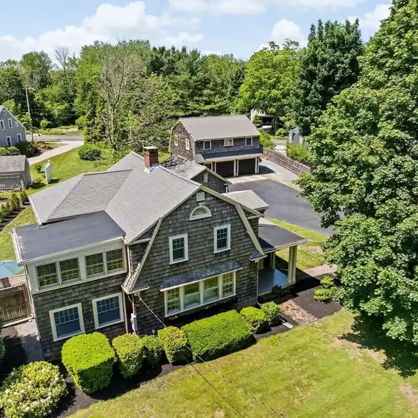 DUTCH GAMBREL BLENDING CLASSIC CHARM AND MODERN COMFORT