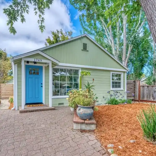 ABSOLUTELY ADORABLE CAPITOLA BEACH BUNGALOW
