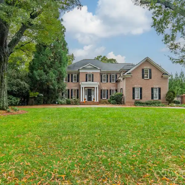 CLASSIC BRICK BEAUTY WITH DESIGNER INTERIORS