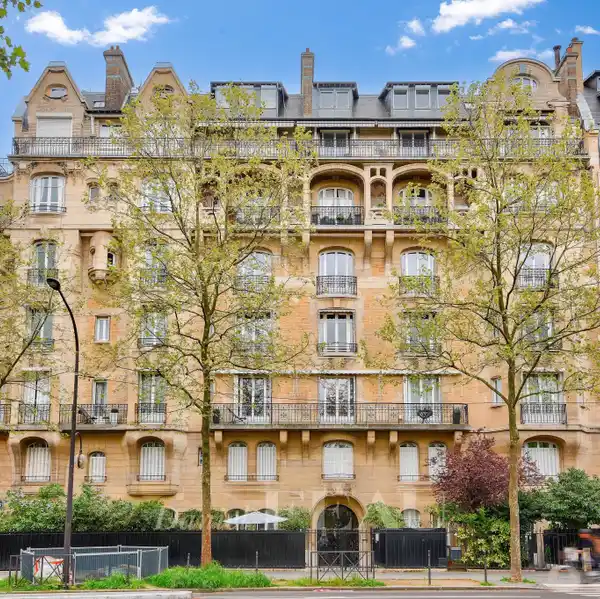HIGH-CEILINGED BEAUTY OVERLOOKING THE BOIS