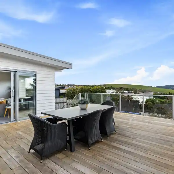 ELEGANT WAIMAUKU RETREAT WITH PANORAMIC VIEWS
