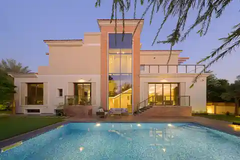 Contemporary Villa on a Private Cul-De-Sac