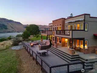 Low-Bank Waterfront Home Overlooking the Columbia River