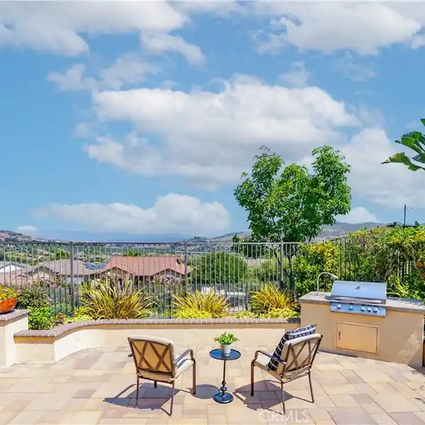 REFINED SINGLE-LEVEL LIVING IN GAVILAN-SENDERO