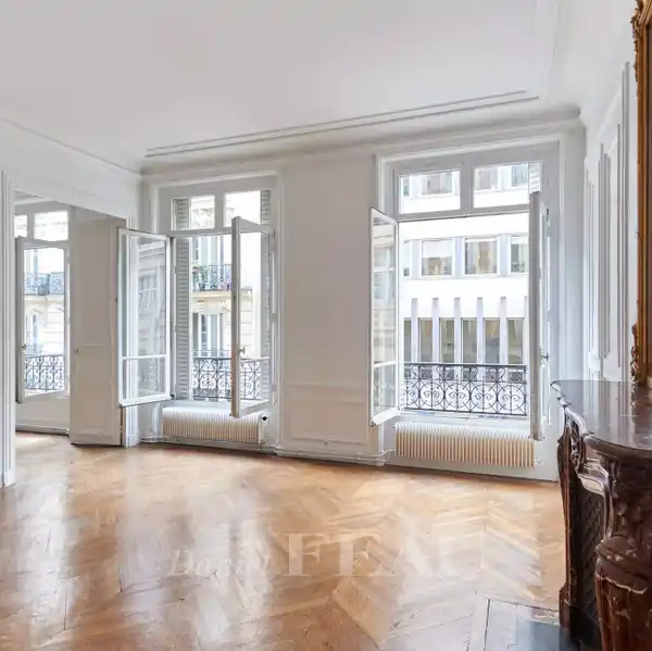 FIRST-FLOOR DUAL-ASPECT APARTMENT