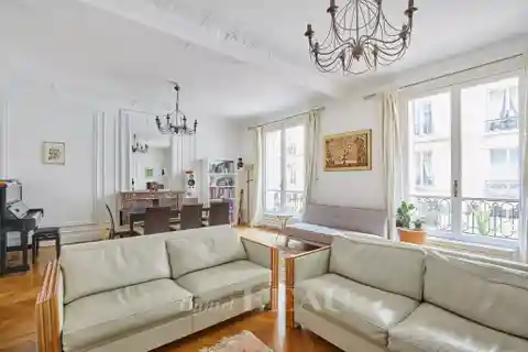 Spacious South-Facing Apartment in Historic Building