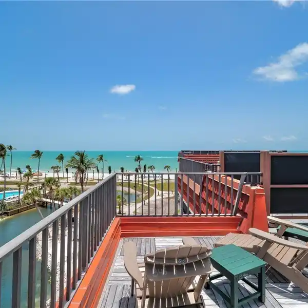 STUNNING GULF-VIEW PENTHOUSE WITH PRIVATE ROOFTOP