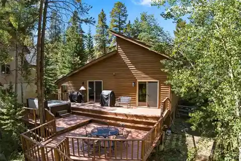 Rustic Elegance Meets Modern Comfort in Ski Country