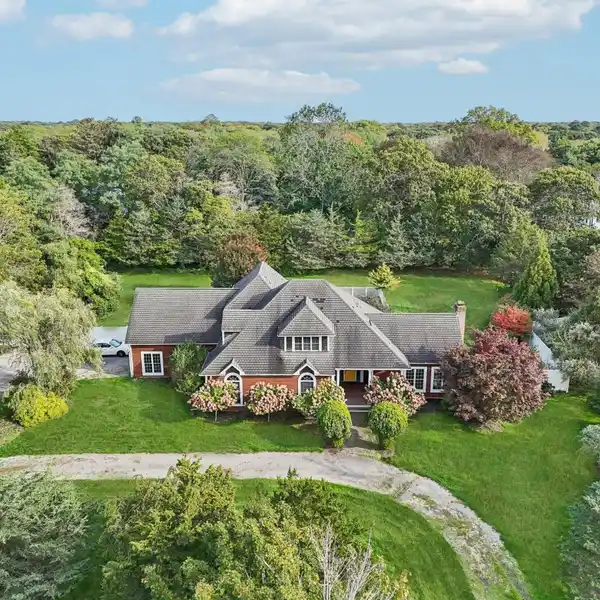 CAPTIVATING POST-MODERN RESIDENCE