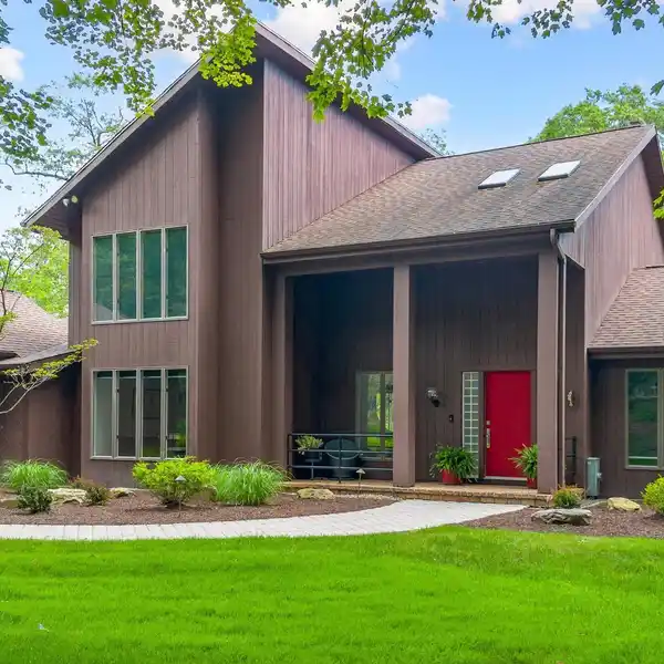 ARCHITECTURALLY DISTINCT CONTEMPORARY HOME