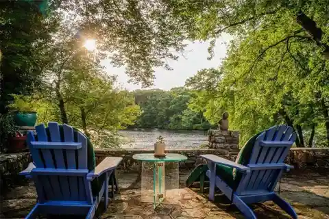 Serenity and Convenience in the Coveted Oaks Neighborhood