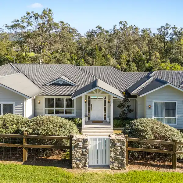 IMMACULATE HOME IN A PARADISE SETTING