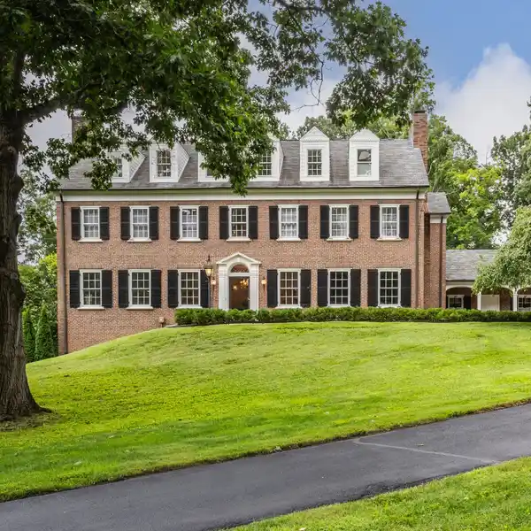 STUNNING CROWS NEST ESTATE