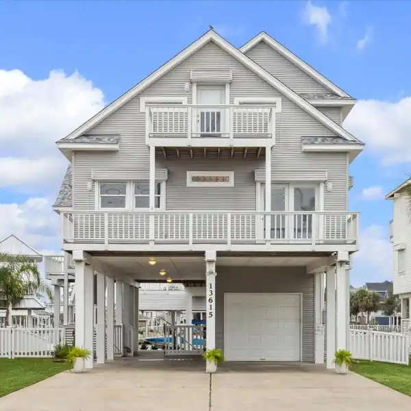PRECISELY LOCATED GEM WITH BREATHTAKING VIEWS