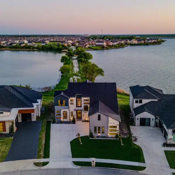 MODERN CUSTOM LAKEFRONT HOME