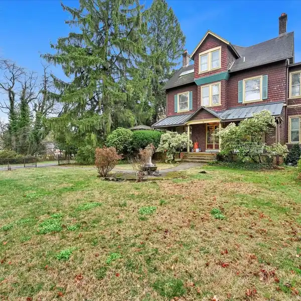 VICTORIAN BEAUTY SURROUNDED BY GORGEOUS GARDENS