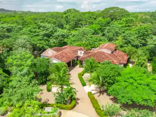 Pura Vida House: Six Bedroom Home in a Gated Community