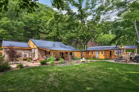 Riverside Mountain Retreat