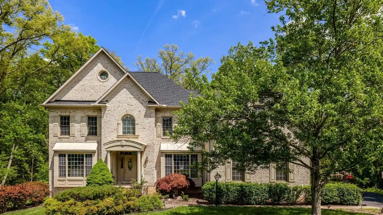 Stately Colonial in Private Cul-de-sac