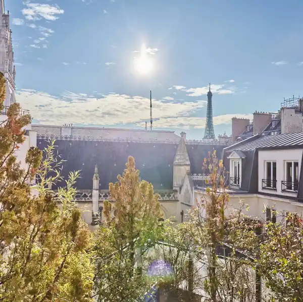 SPLIT-LEVEL APARTMENT IN THE GOLDEN TRIANGLE