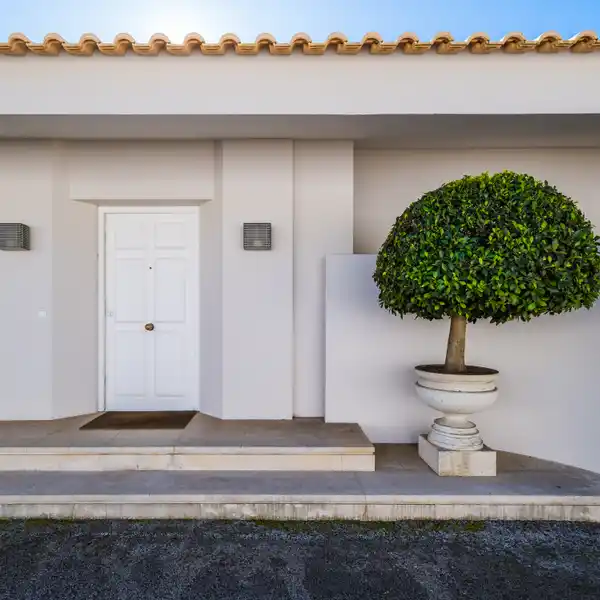 SINGLE-STOREY HOME WITH SWIMMING POOL IN PREMIUM LOCATION