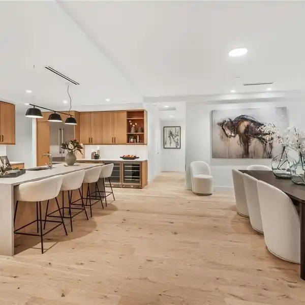 RARE ONE-LEVEL RESIDENCE AT FRONTGATE | AVON