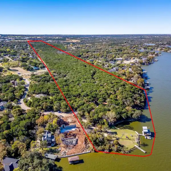 REMARKABLE LAKEFRONT PROPERTY