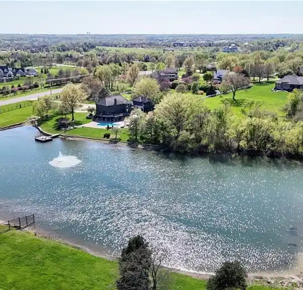 BLUE VALLEY ESTATE WITH CARRIAGE HOUSE