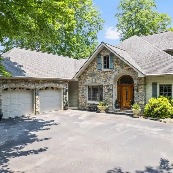 EXQUISITE MOUNTAIN RETREAT WITH EXPANSIVE LIVING