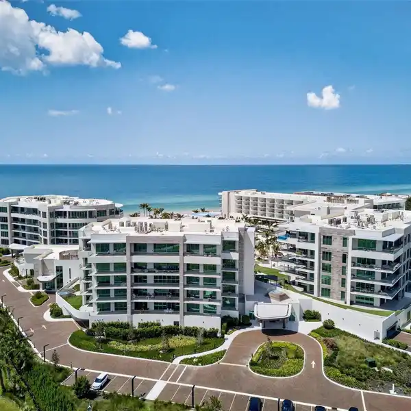 SPACIOUS RESIDENCE WITH A SOPHISTICATED PALM BEACH VIBE