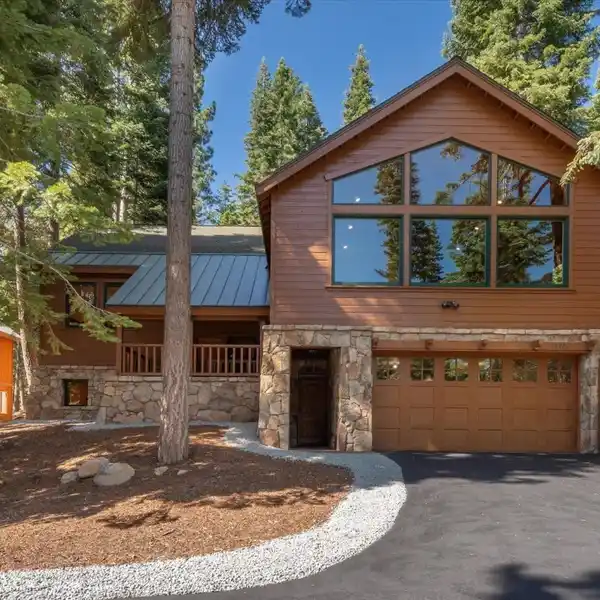 BEAUTIFUL LARGE-SCALE CHALET