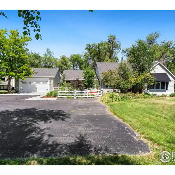 EXTRAORDINARY COUNTRY ESTATE ON 1.5 ACRES