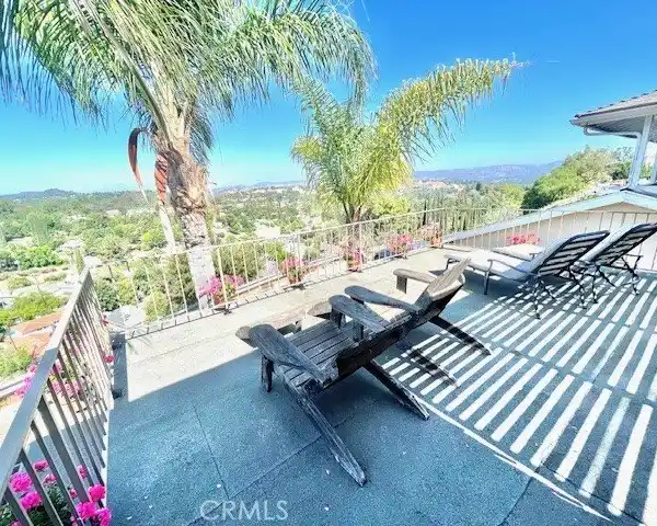 VILLA-STYLE HOME WITH AMAZING VIEWS