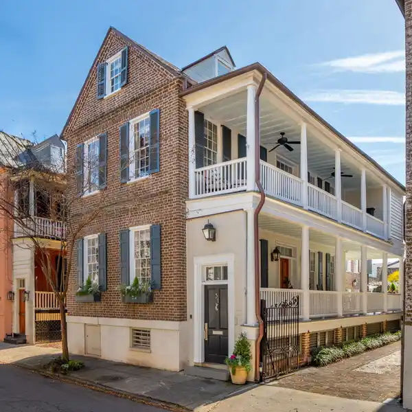 UNIQUE RESIDENCE IN THE CHARMING ANSONBOROUGH NEIGHBORHOOD