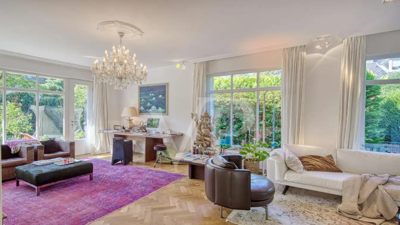Exclusive Property in the Prominent Neighborhood of the Hangeweiher